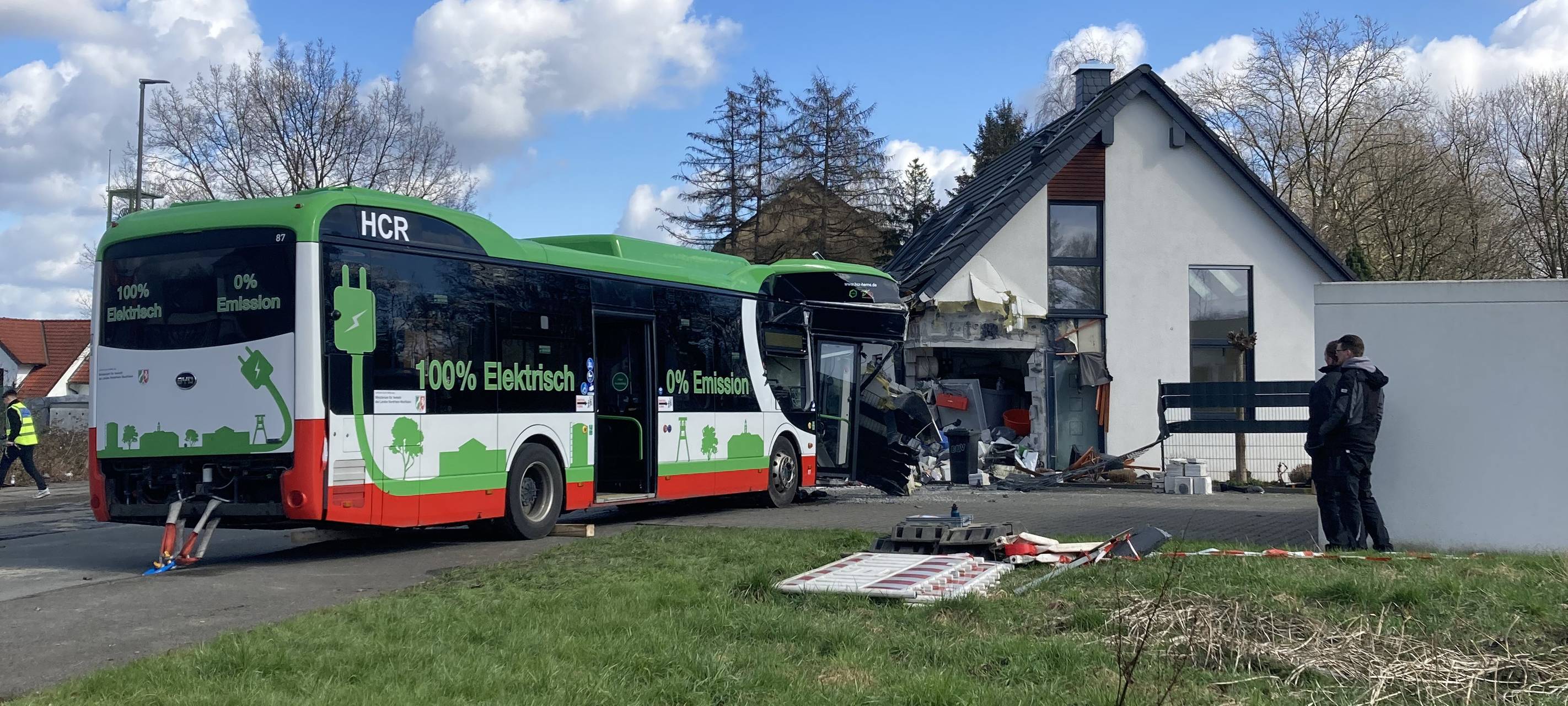 Bergung des verunglückten Busses in Castrop geglückt