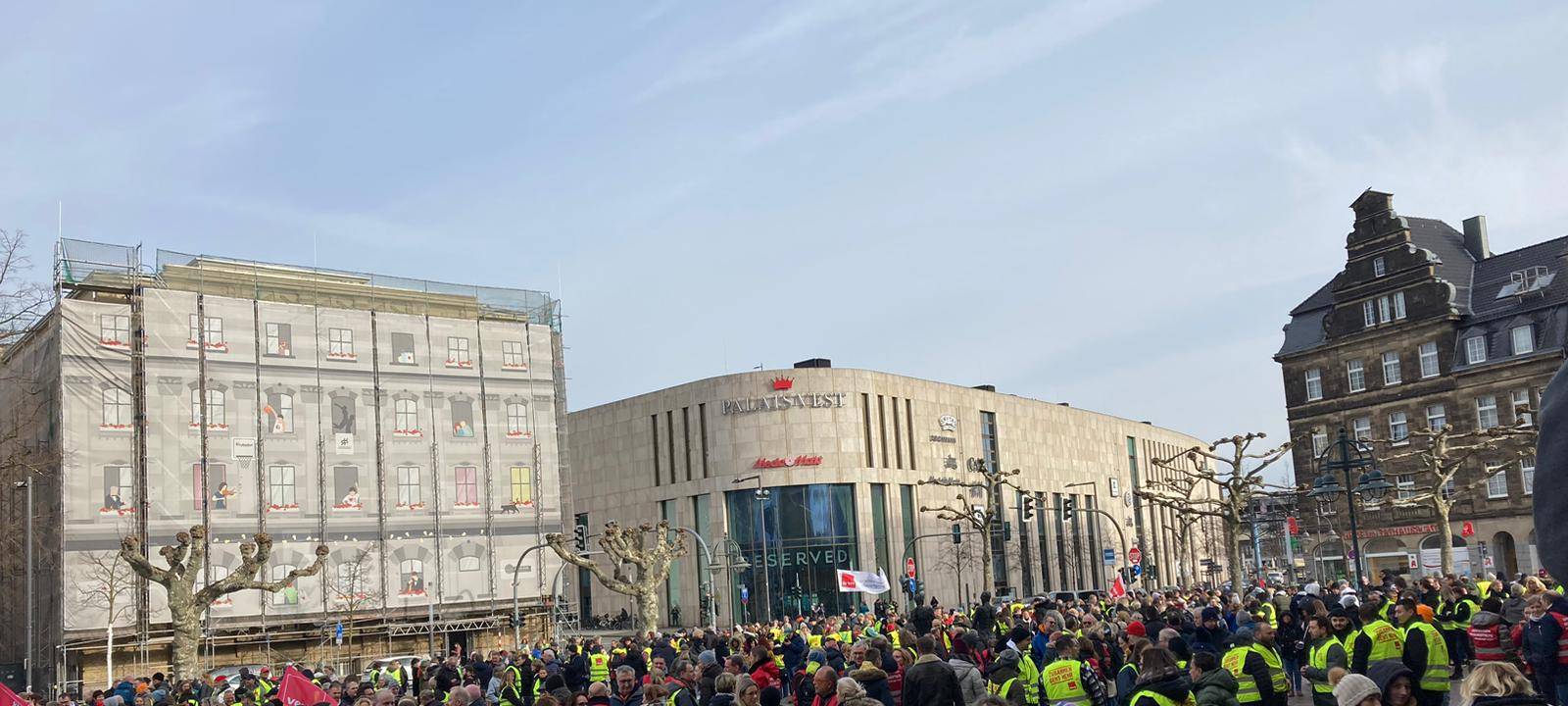 Der Rathausplatz in Recklinghausen ist voll mit Streikteilnehmern.
