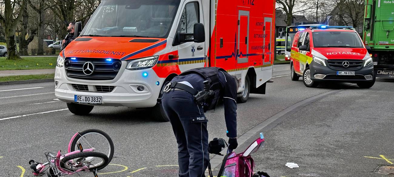 Mehrere Krankenwagen sind nach dem Unfall in Dorsten vor Ort. Ein Polizist kümmert sich um die persönlichen Sachen des Mädchens.