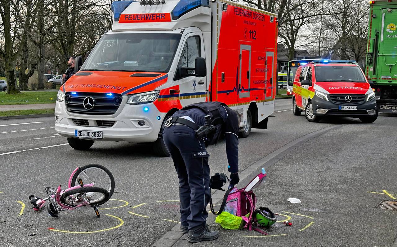 Mehrere Krankenwagen sind nach dem Unfall in Dorsten vor Ort. Ein Polizist kümmert sich um die persönlichen Sachen des Mädchens.