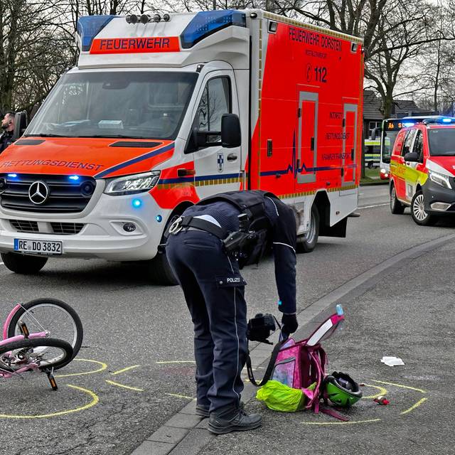 Mehrere Krankenwagen sind nach dem Unfall in Dorsten vor Ort. Ein Polizist kümmert sich um die persönlichen Sachen des Mädchens.