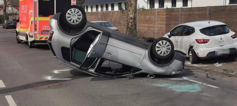 Unfall in Castrop-Rauxel: Auto landet auf dem Dach