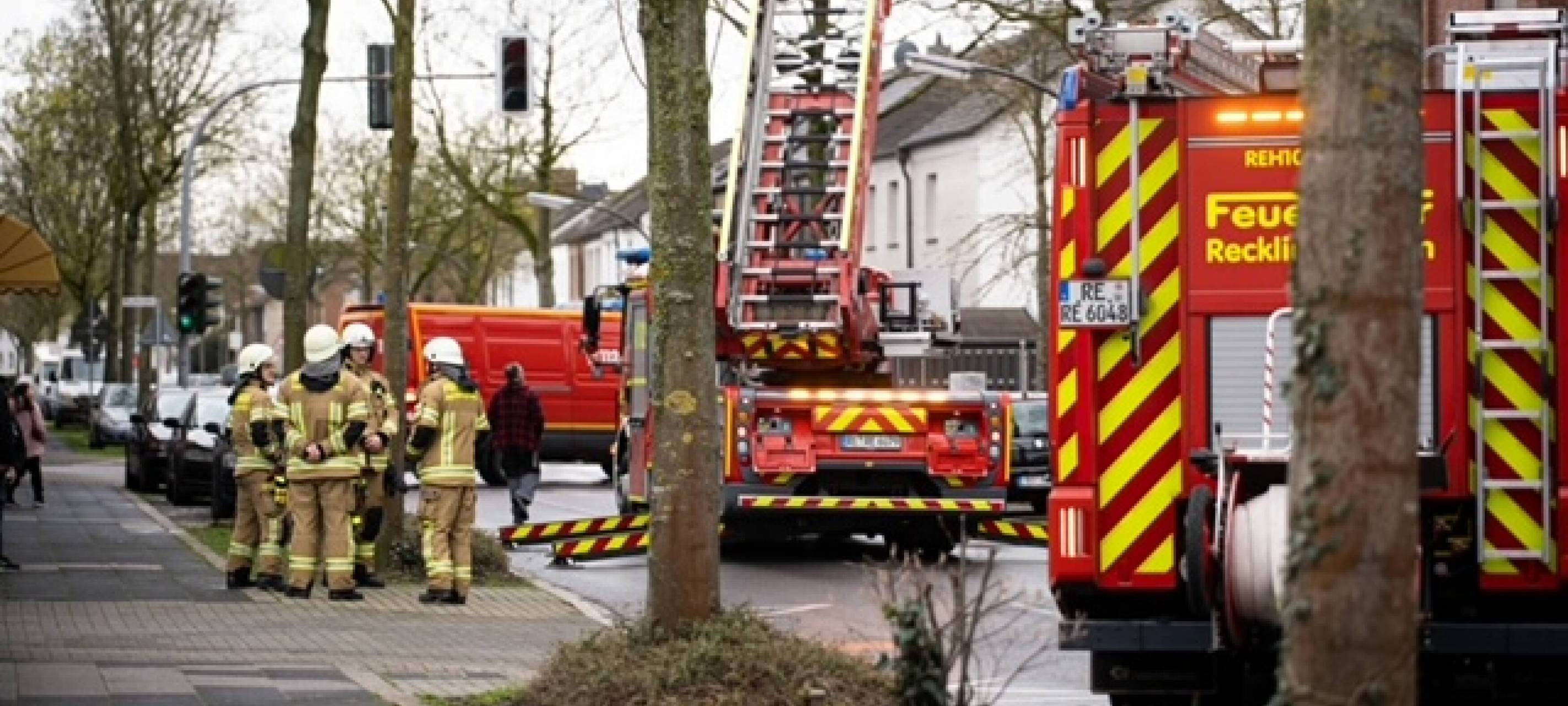 Recklinghausen: Feuerwehr sucht auf Dach nach Verdächtigem