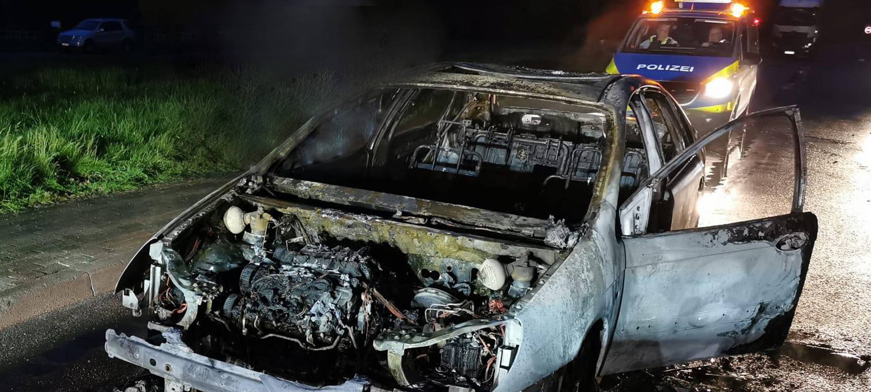 Auto auf der A31 zwischen Dorsten und Reken ausgebrannt