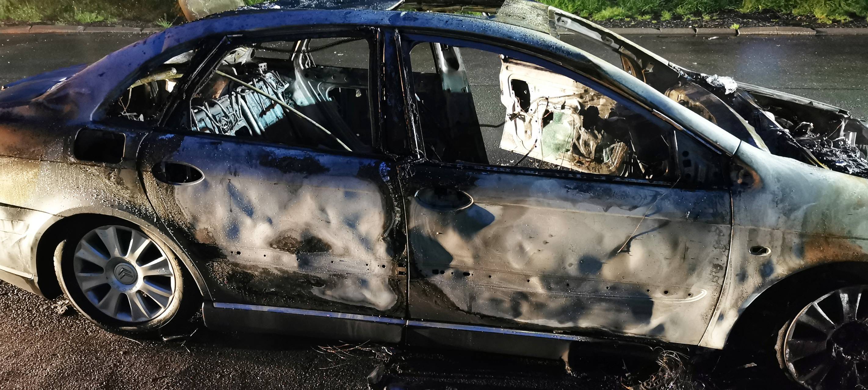 Auto auf der A31 zwischen Dorsten und Reken ausgebrannt