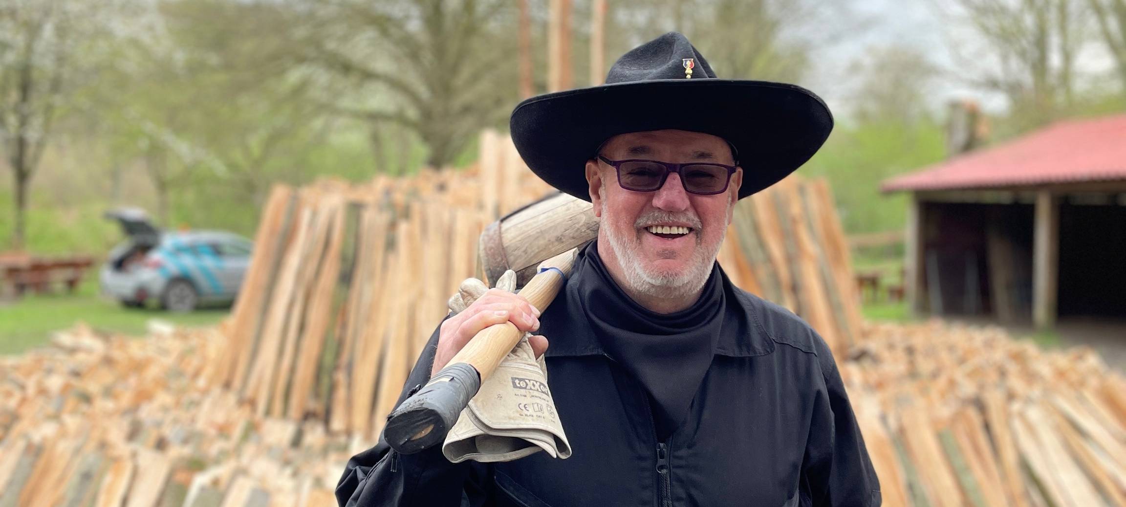 Holzkohlemeiler in Haltern wird entzündet