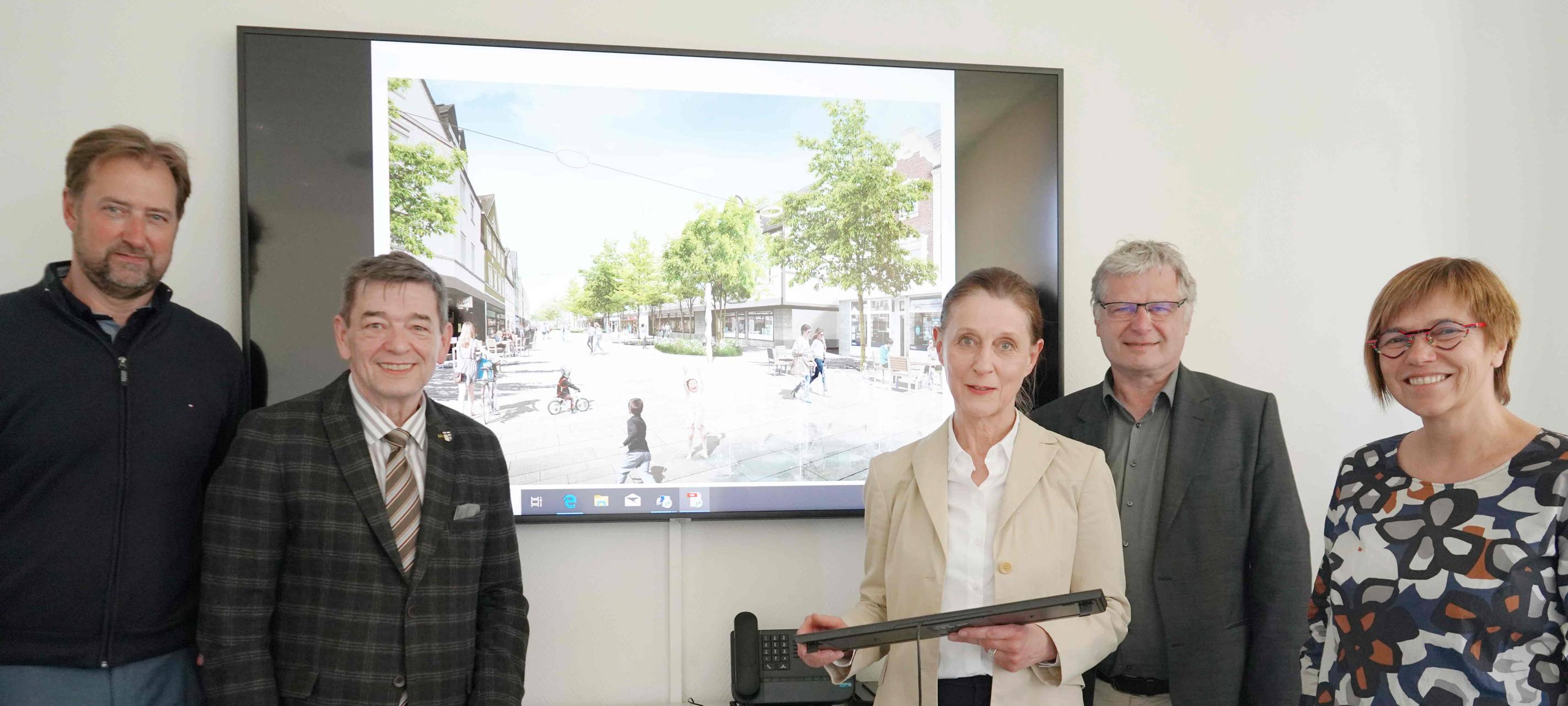 Marls Bürgermeister Werner Arndt (2.v.l.) schaut sich zusammen mit dem Team die Ideen für den Umbau der Hülsstraße an.