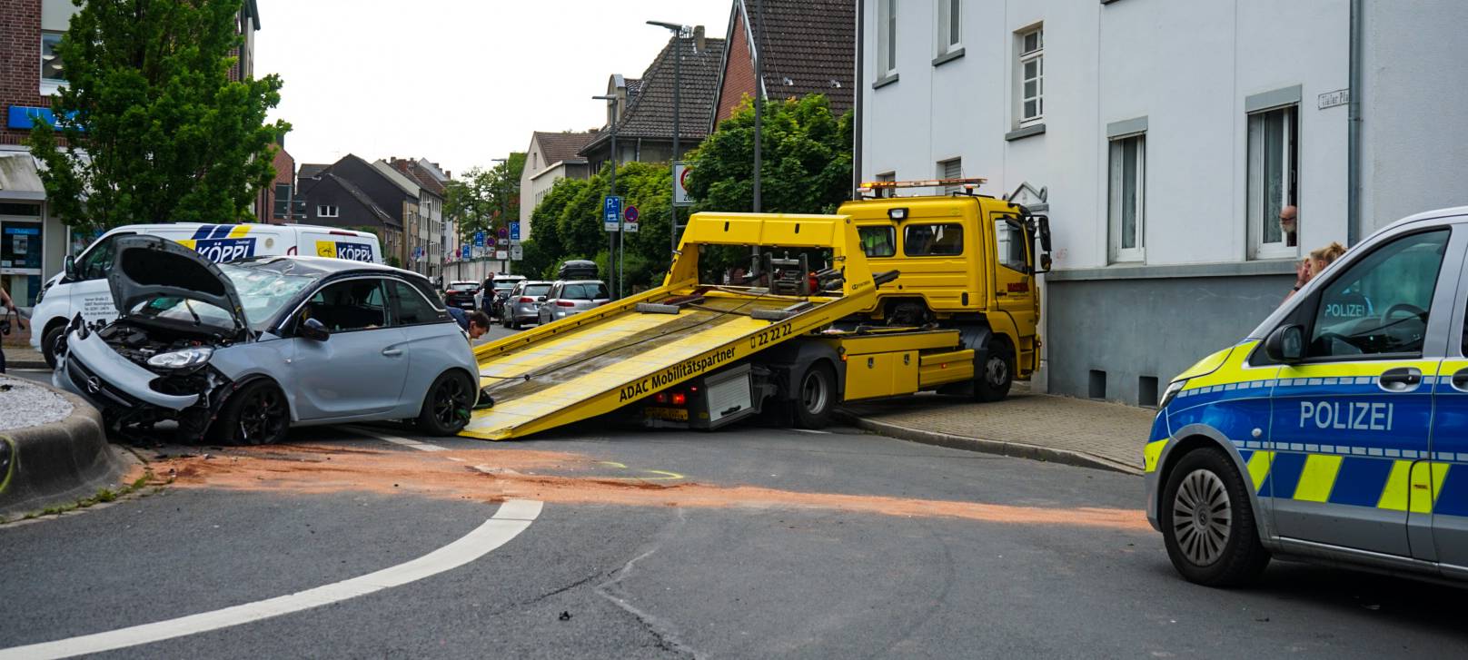 Der Unfallwagen wird von einem Abschleppdienst von der Unfallstelle weggebracht.