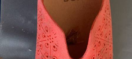 Rosa Schuh nach Unfall