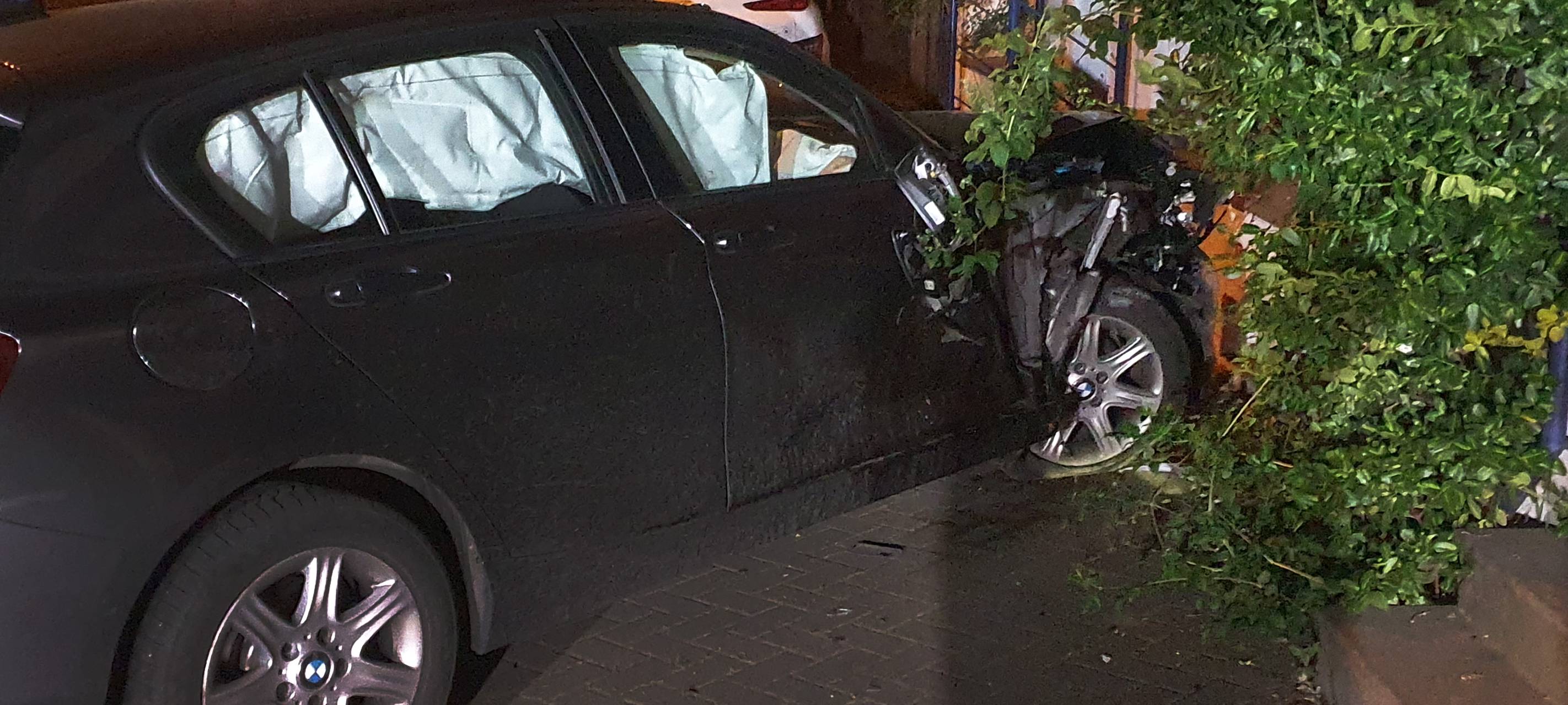 Auto prallt in Dorsten gegen Hauswand