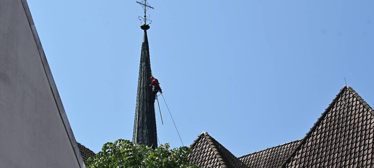 Ein Höhenretter des Kreises Recklinghausen kletterte den Kirchturm hinauf und befreite den Falken.