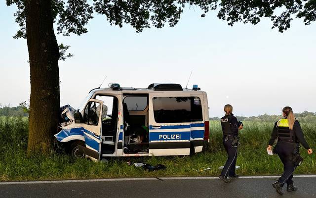 Der Polizei-Mannschaftsbus krachte frontal in Dorsten gegen einen Baum.