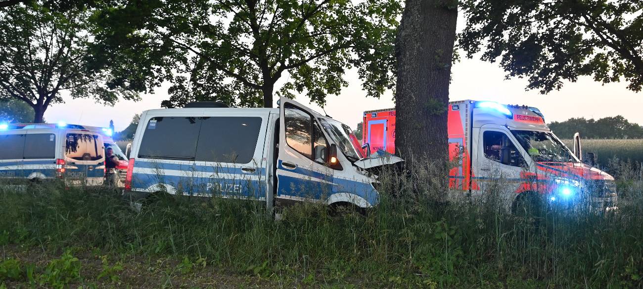 Rettungswagen und Polizei sind nach dem schweren Unfall in Dorsten vor Ort.
