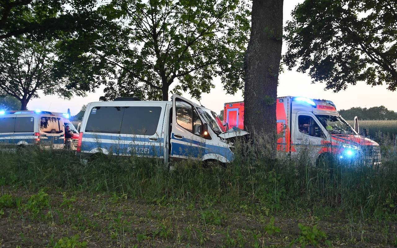 Rettungswagen und Polizei sind nach dem schweren Unfall in Dorsten vor Ort.