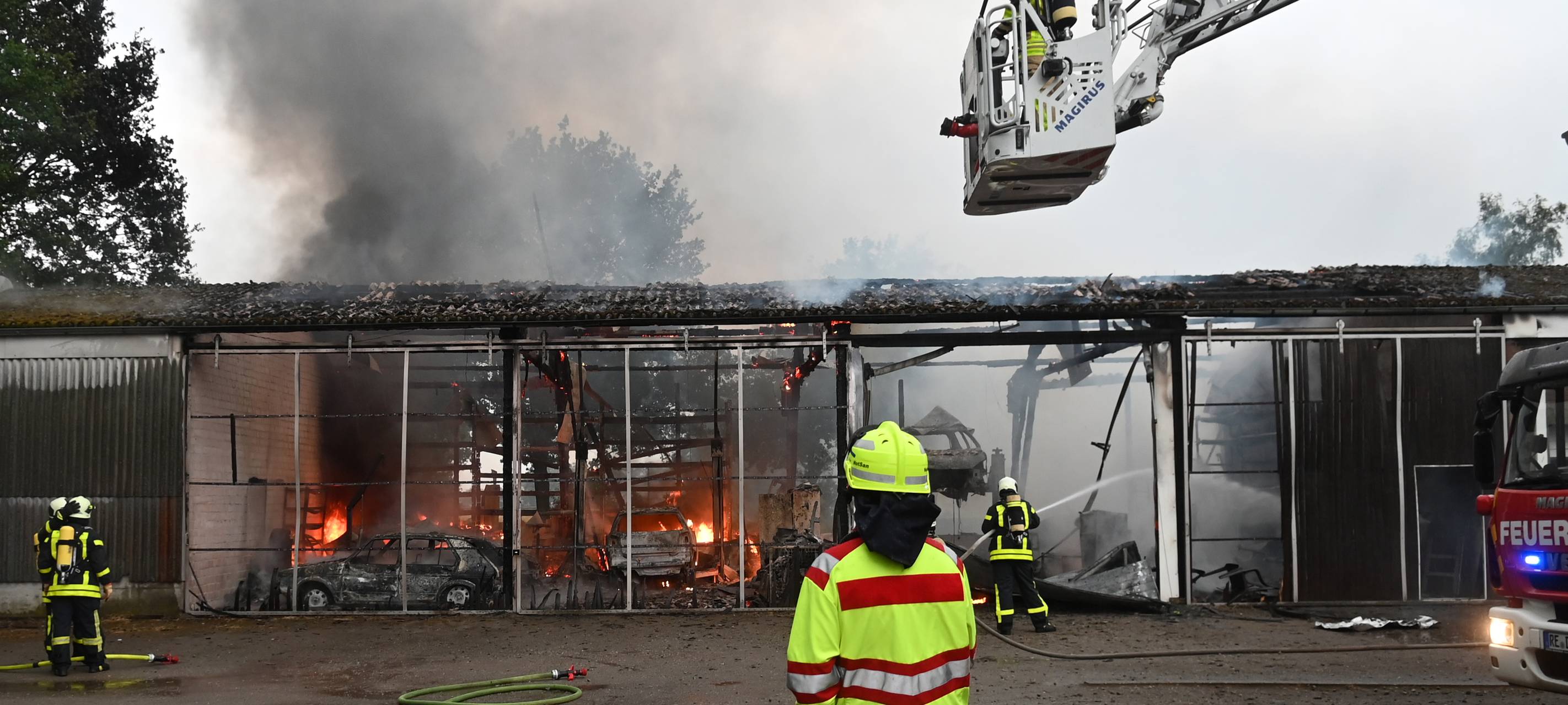 Großeinsatz: Feuer in Lagerhalle in Dorsten