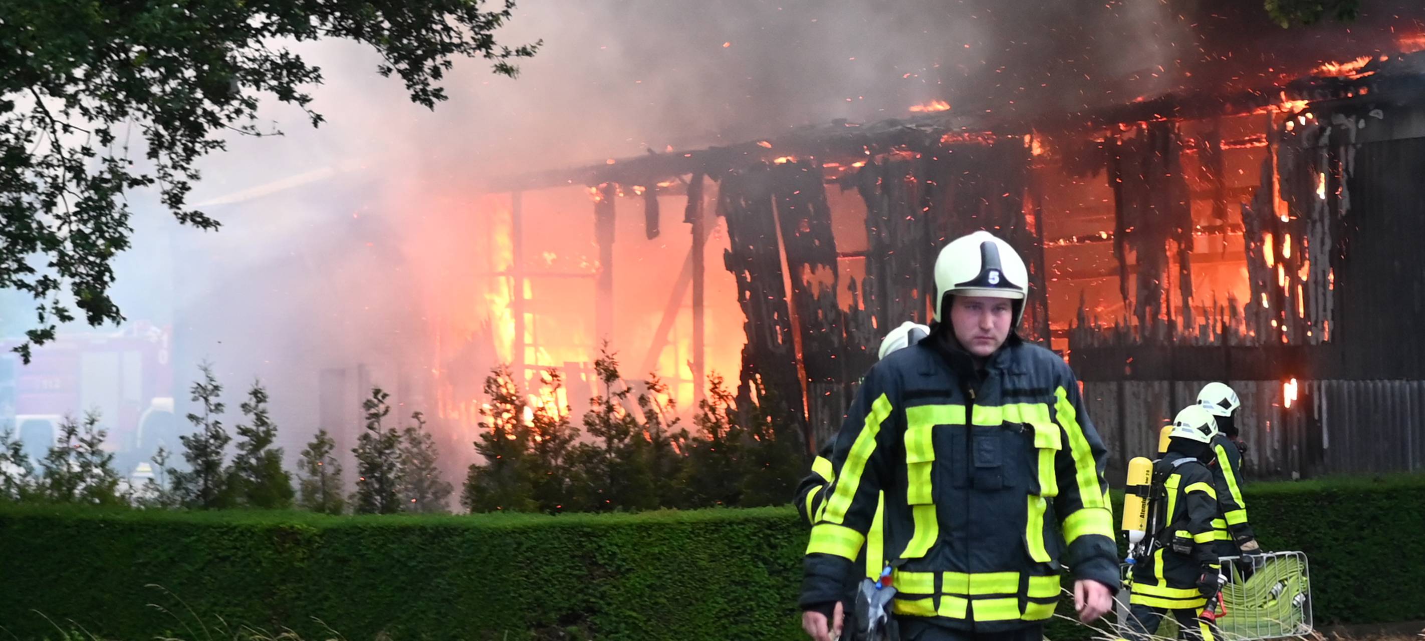 Großeinsatz: Feuer in Lagerhalle in Dorsten