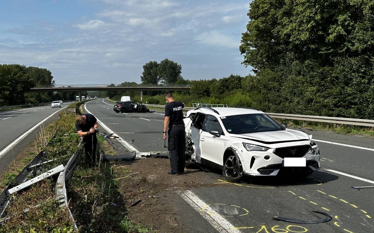 Polizisten sichern nach dem Unfall auf der A43 Spuren.