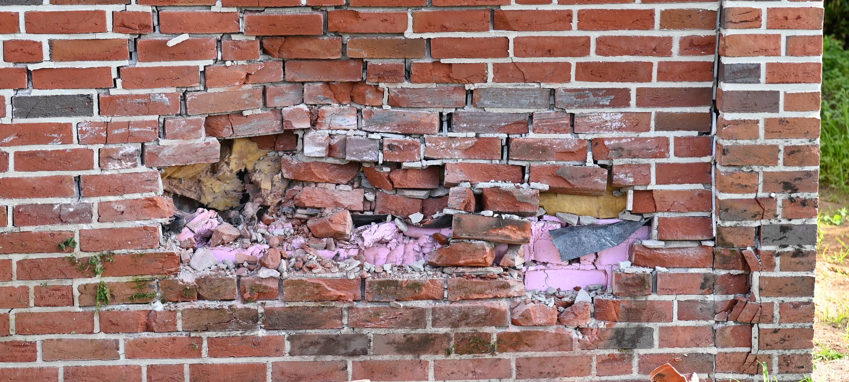 Dorsten: Auto kracht in Hauswand eines Neubaus