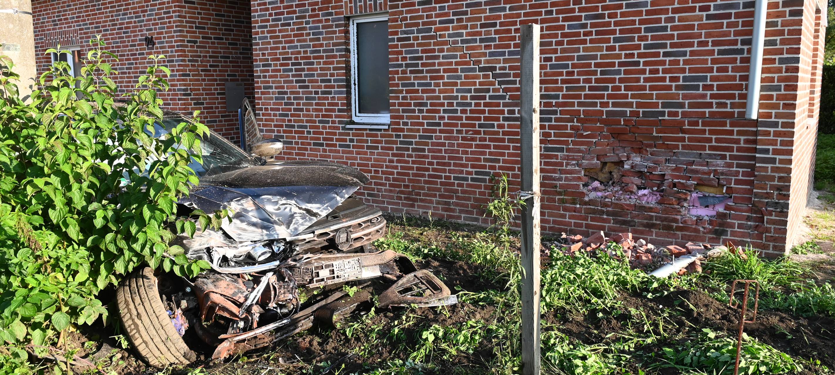 Dorsten: Auto kracht in Hauswand eines Neubaus