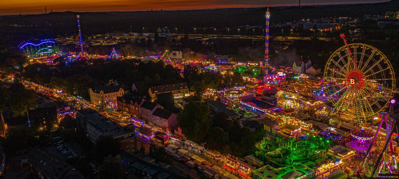 Die Cranger Kirmes in der Abenddämmerung aus der Luft.
