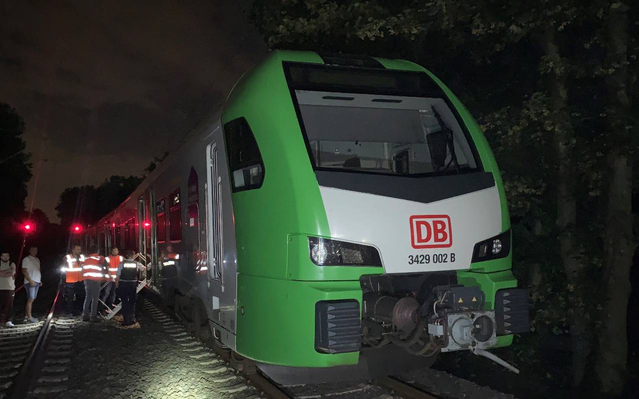 Die liegengebliebene S-Bahn in Gladbeck wird von Einsatzkräften evakuiert.