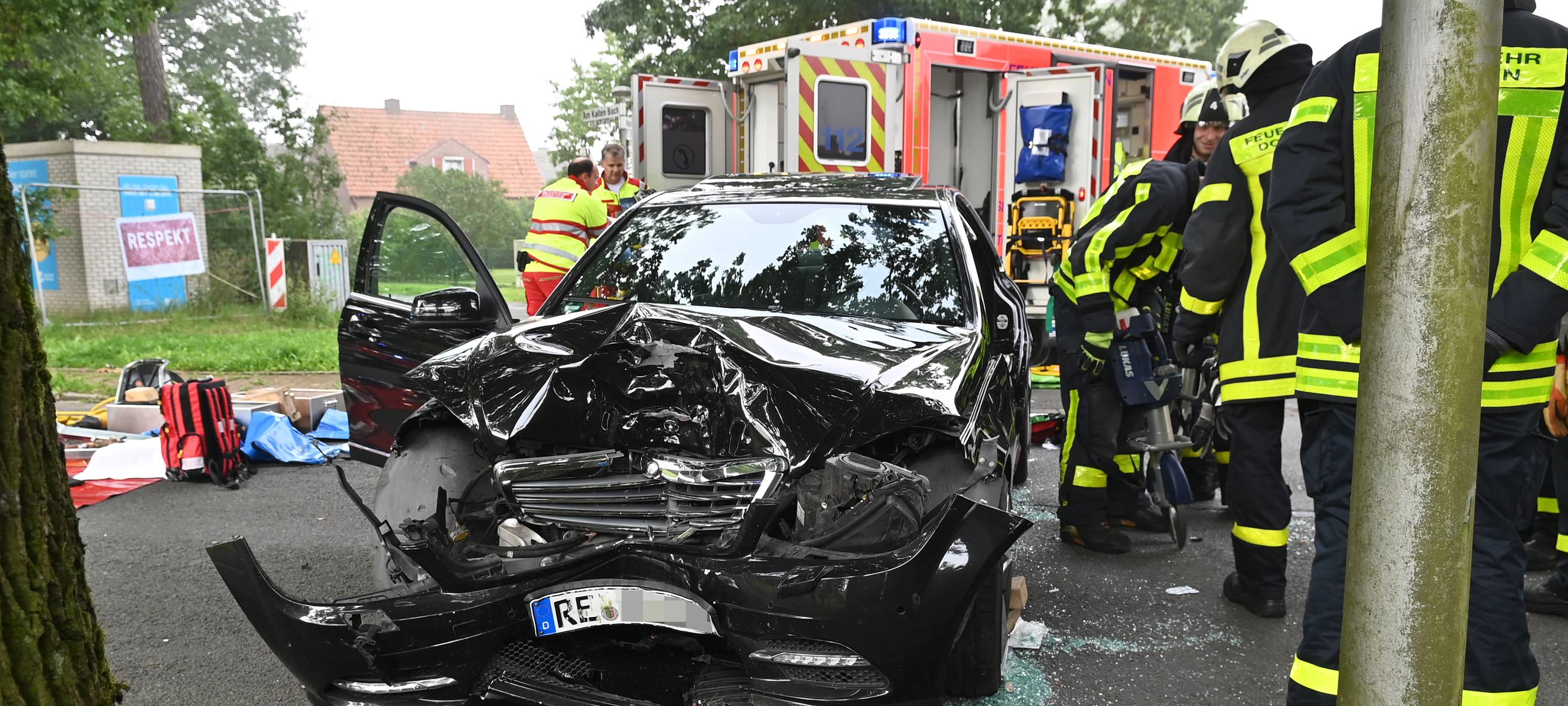 Schwerer Verkehrsunfall in Dorsten Rhade: Fahrer aus demoliertem Auto gerettet