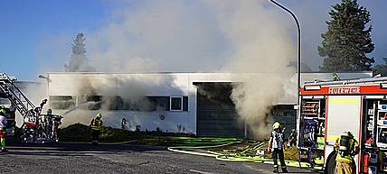 Durch den Brand in der E-Scooter-Halle in Castrop-Rauxel schlugen Rauch und Flammen teilweise aus den Fenstern.