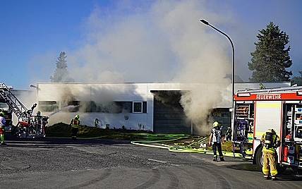 Durch den Brand in der E-Scooter-Halle in Castrop-Rauxel schlugen Rauch und Flammen teilweise aus den Fenstern.