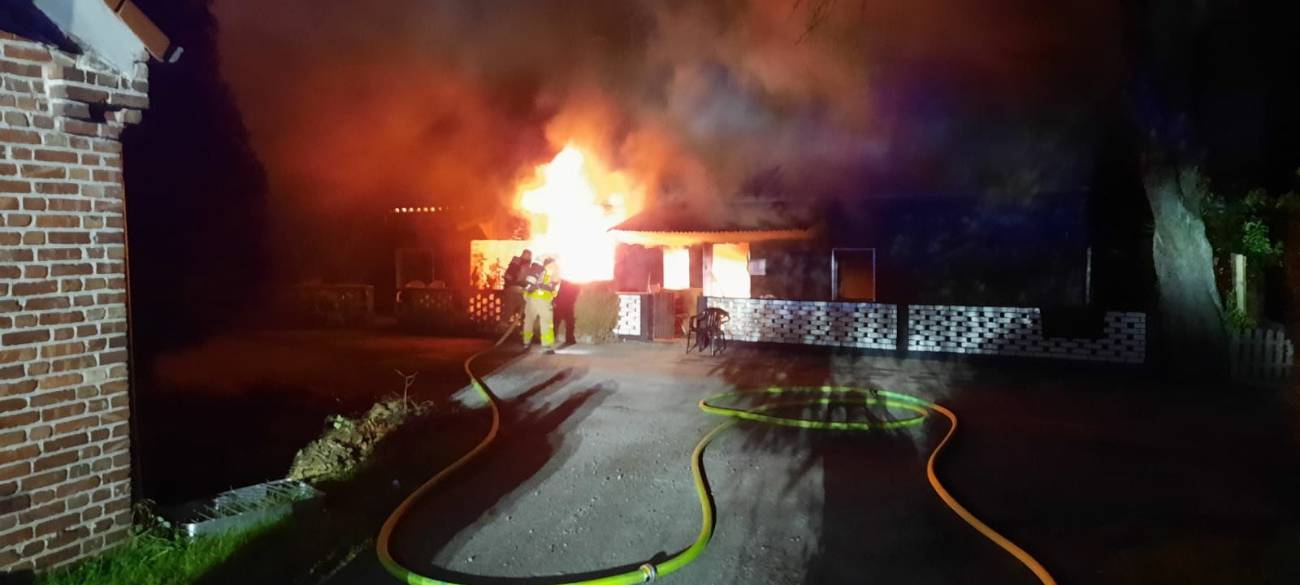Das Einfamilienhaus auf der Hegestraße in Gladbeck brannte in voller Ausdehnung.