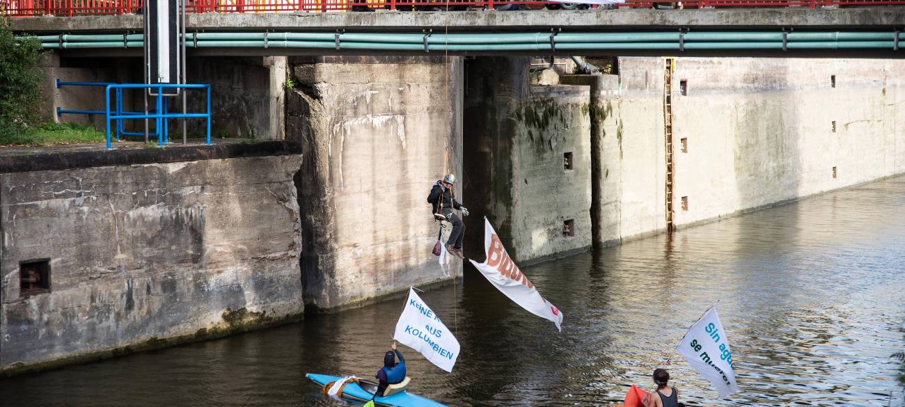 Mehrere Klimaaktivisten demonstrierten an der Schleuse Flaesheim in Haltern am See.