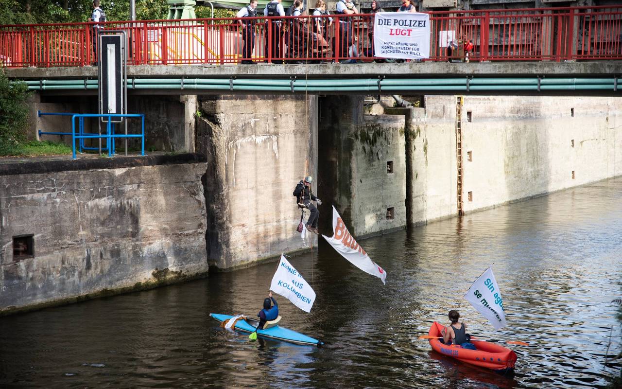 Mehrere Klimaaktivisten demonstrierten an der Schleuse Flaesheim in Haltern am See.