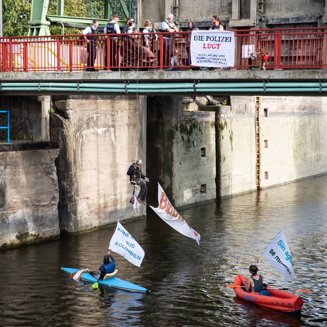 Mehrere Klimaaktivisten demonstrierten an der Schleuse Flaesheim in Haltern am See.
