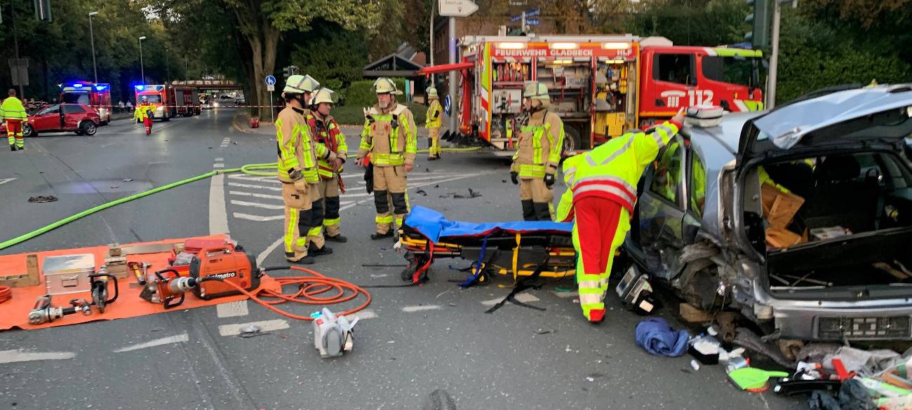 Die Kreuzung in Gladbeck sah nach dem Unfall aus wie ein Schlachtfeld. Überall lagen Autoteile rum.