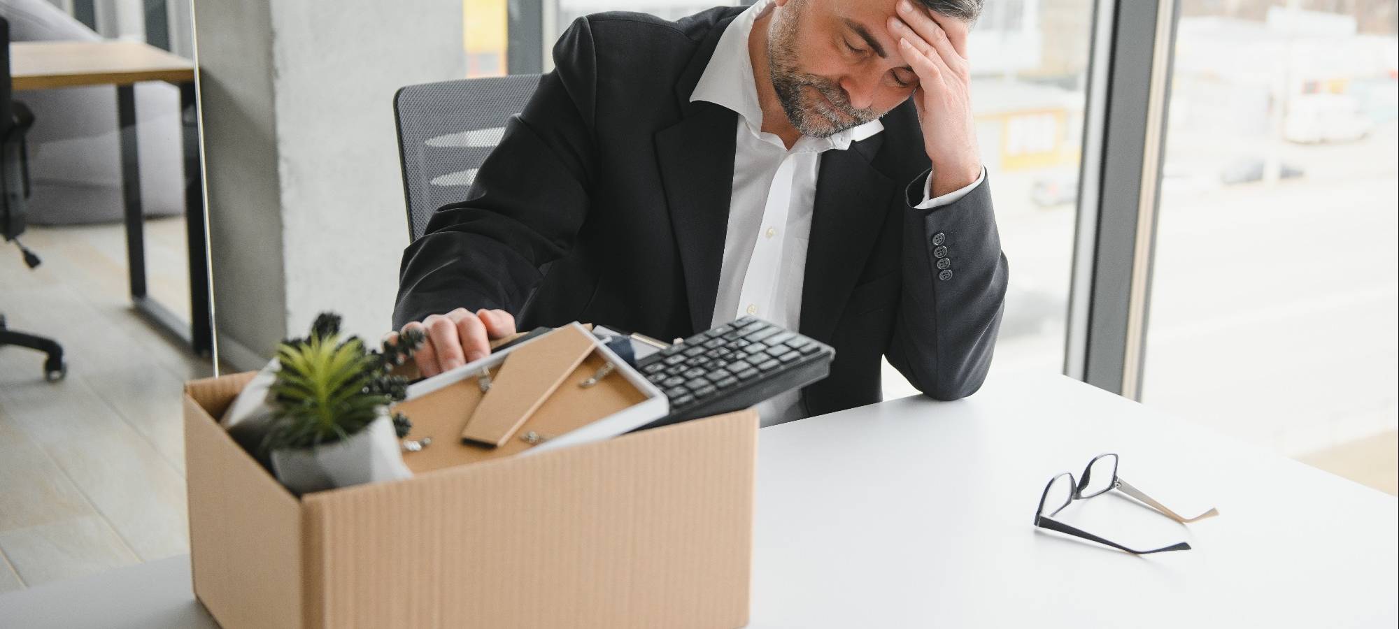 Ein Angestellter räumt nach der Kündigung seinen Schreibtisch (Symbolbild).