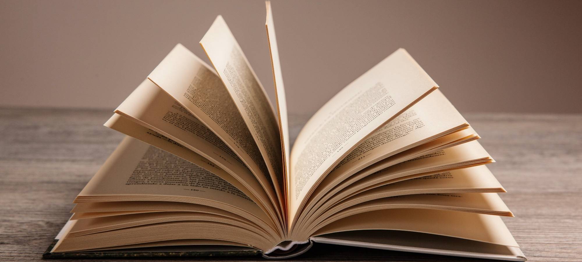 Ein aufgeschlagenes Buch (Symbolbild)