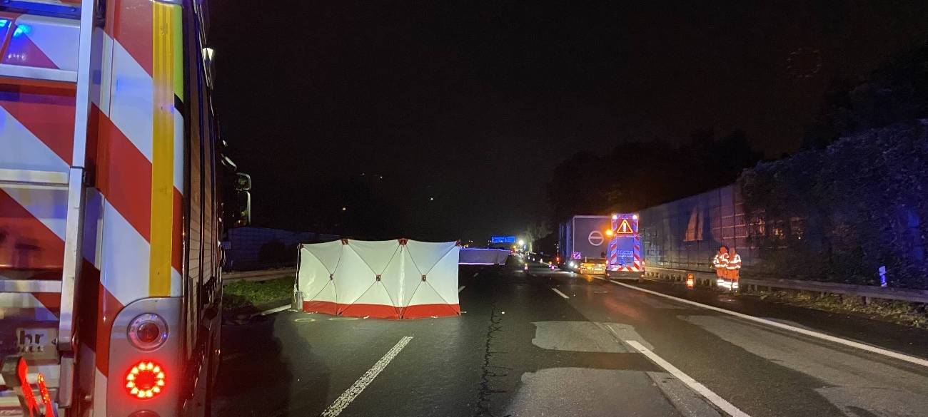 Mit Sichtschutzwänden wurde die Unfallstelle auf der A2 abgeschirmt.
