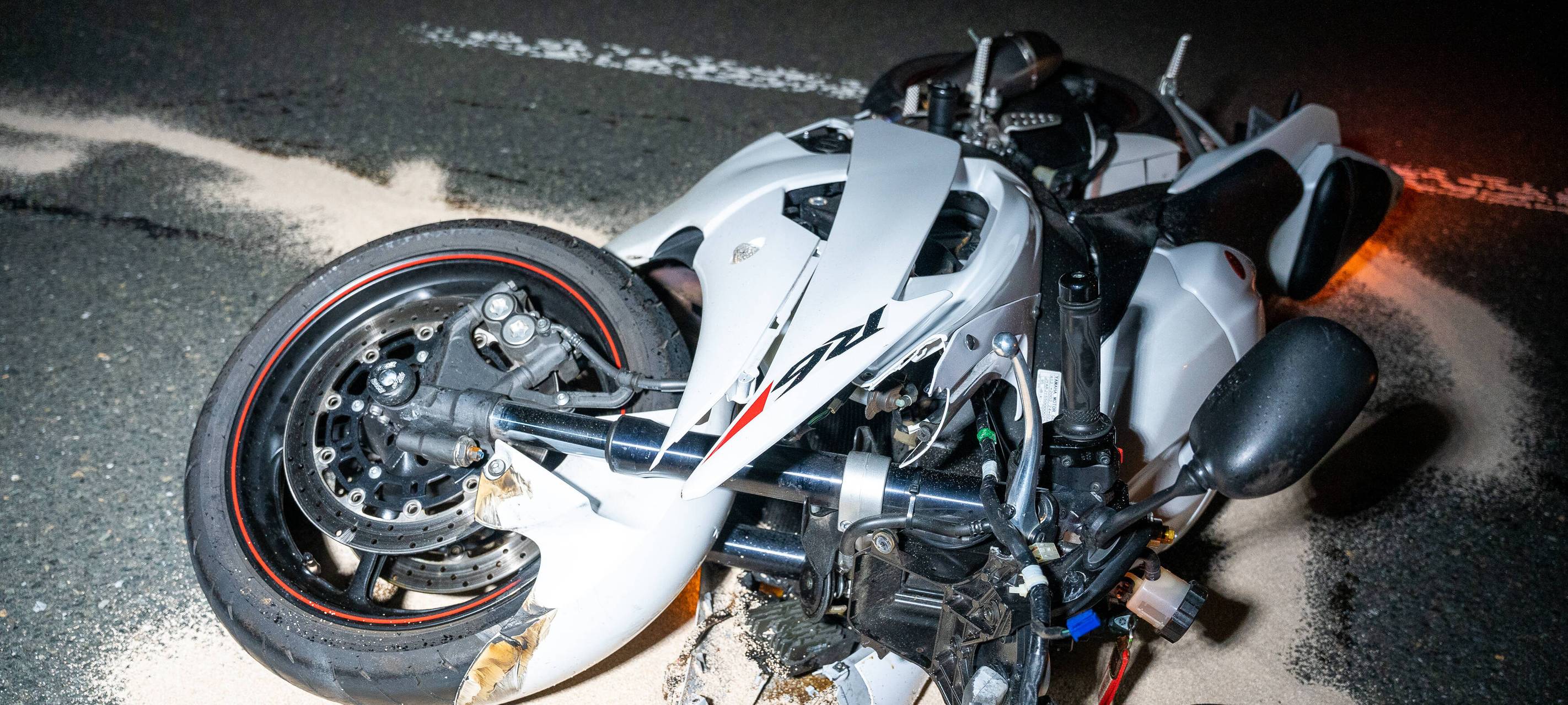 Zwei junge Motorradfahrer sterben bei Unfall auf A2