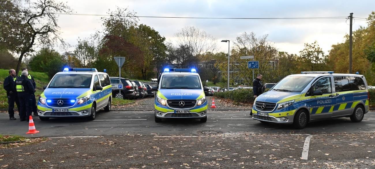 Mehrere Polizei-Einsatzwagen waren wegen der Bombendrohung an der Gesamtschule Wulfen im Einsatz.