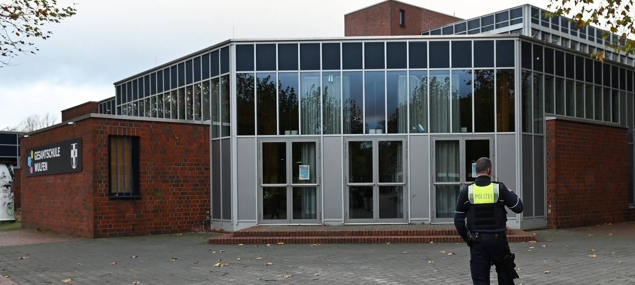 Die Polizei sichert das Gebäude der Gesamtschule Wulfen ab.