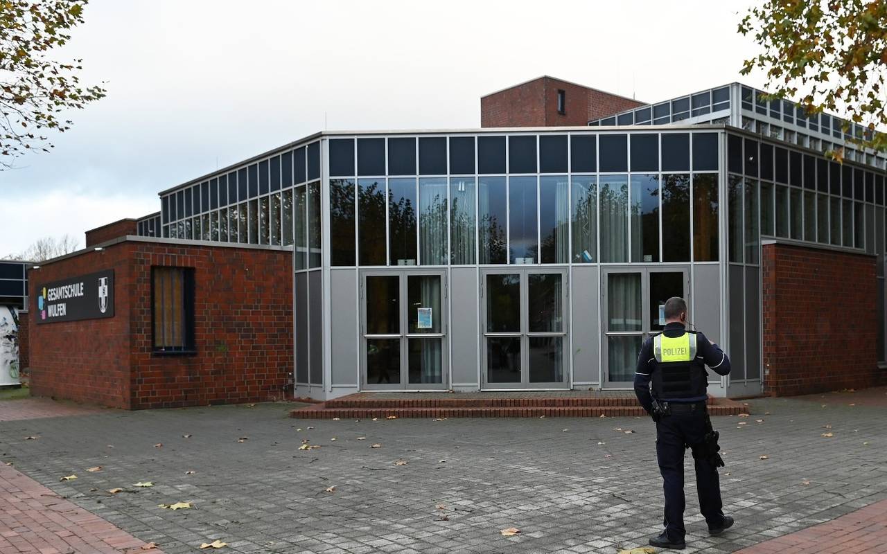 Die Polizei sichert das Gebäude der Gesamtschule Wulfen ab.