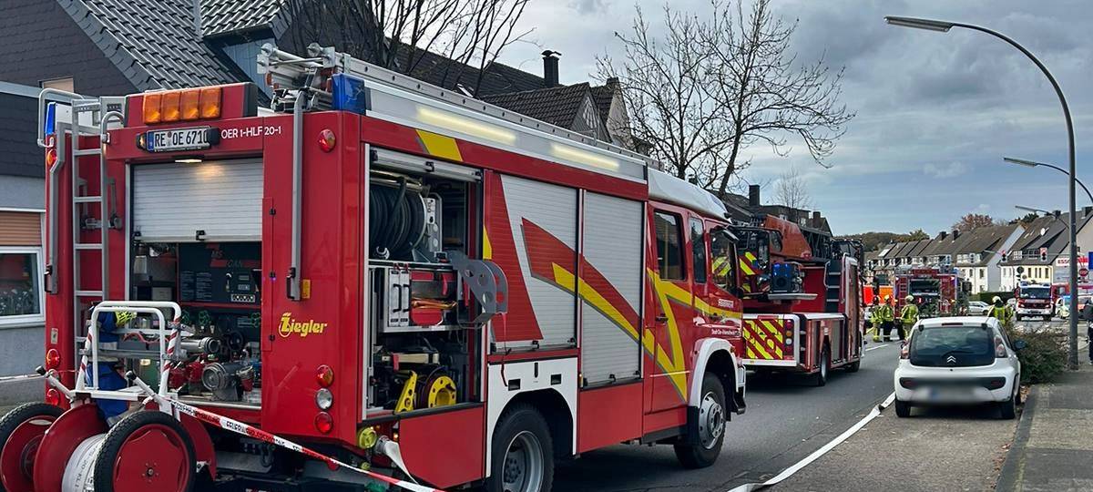 Mehrere Löschzüge waren bei dem Feuerwehreinsatz auf der Kleinerkenschwicker Straße dabei.