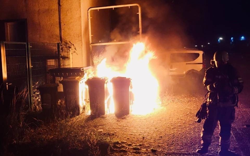 In Recklinghausen brannten mehrere Mülltonnen.