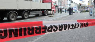 Die Polizei sperrte die Bochumer Straße in Recklinghausen nach dem tödlichen Unfall mit einem LKW ab.