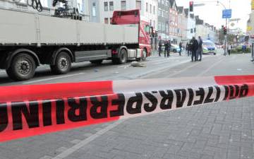 Die Polizei sperrte die Bochumer Straße in Recklinghausen nach dem tödlichen Unfall mit einem LKW ab.