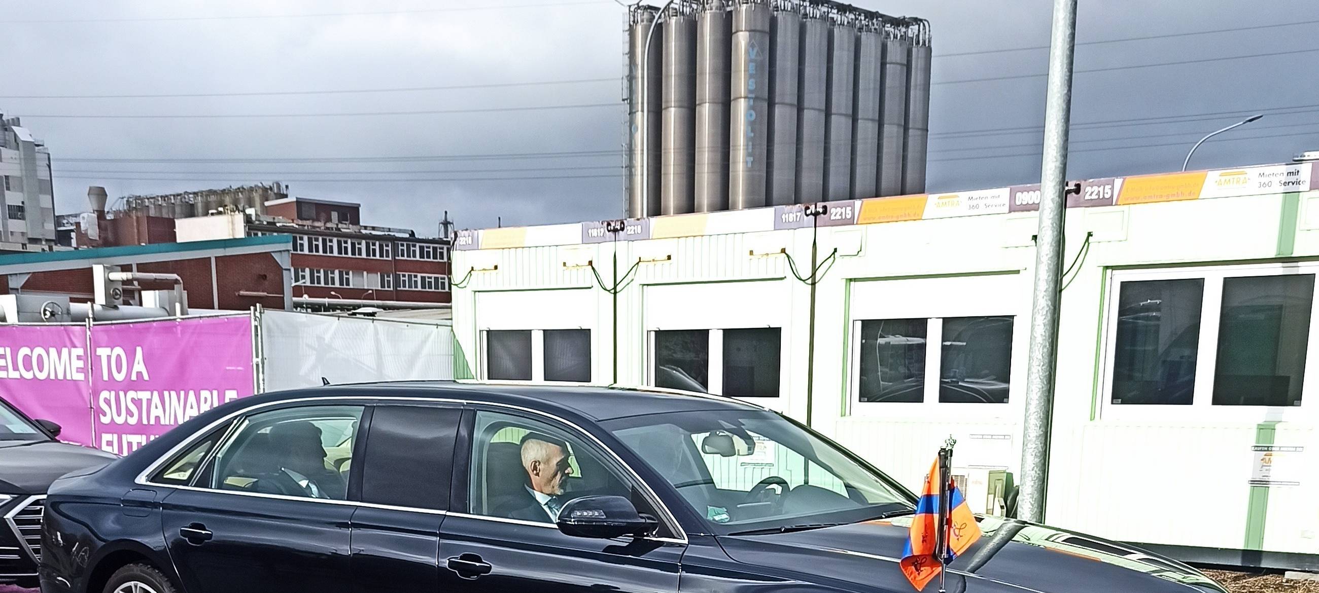 Das Auto von König Willem-Alexander fährt aus Marl los