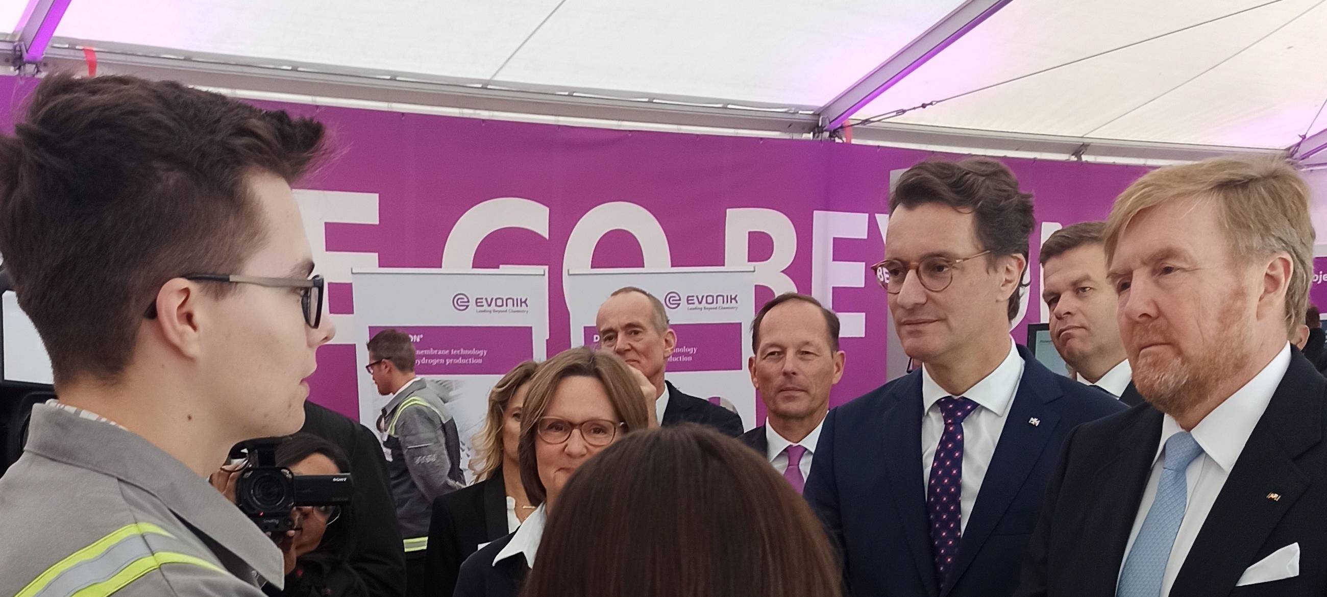 Die Azubis im Gespräch mit König Willem-Alexander