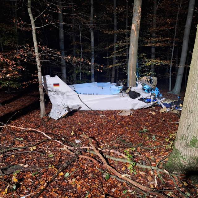 Das Wrack des Kleinflugzeugs wurde in einem Wald in Bottrop gefunden.