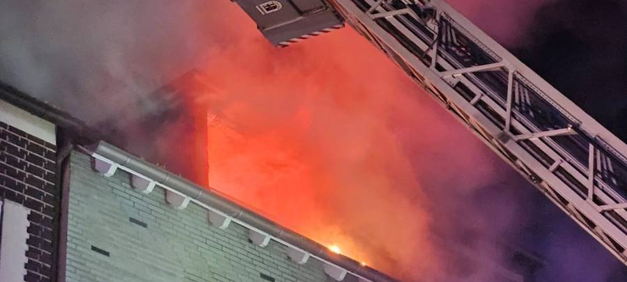 Flammen schlagen aus der Wohnung in der Dattelner Innenstadt.
