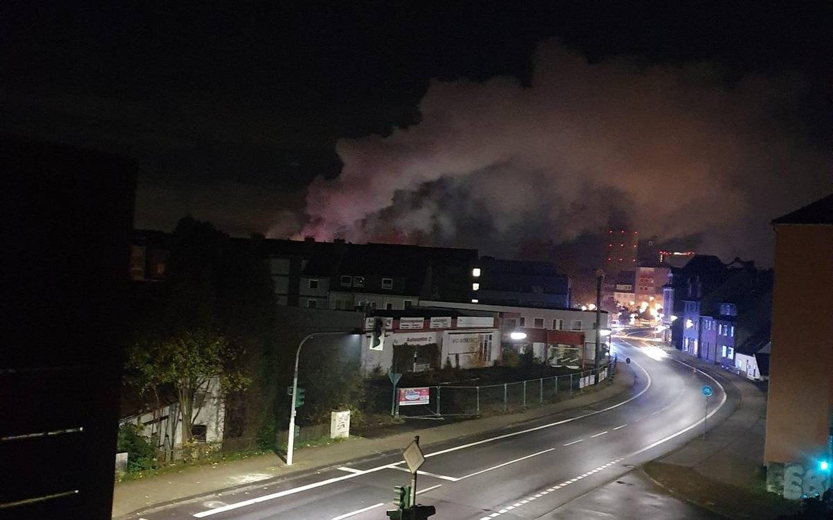 Die Rauchsäule vom Wohnungsbrand zog hoch über die Dattelner Innenstadt hinweg.