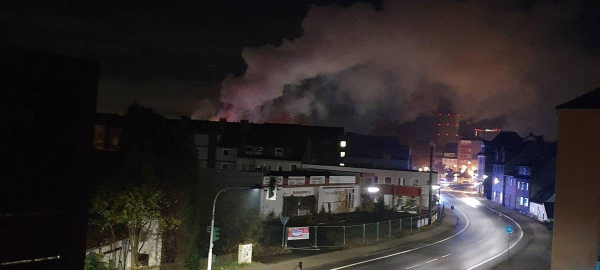 Die Rauchsäule vom Wohnungsbrand zog hoch über die Dattelner Innenstadt hinweg.